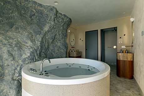 Cave Oasis Seafront Suite with Individual Pool & Indoor Hydromassage Bathtub