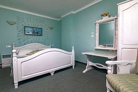 One-Bedroom Suite (4 Adults) with Sea View and Free Parking