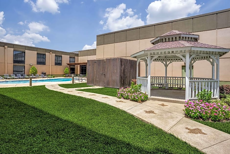IBAN Dallas Park Central Hotel, Trademark by Wyndham