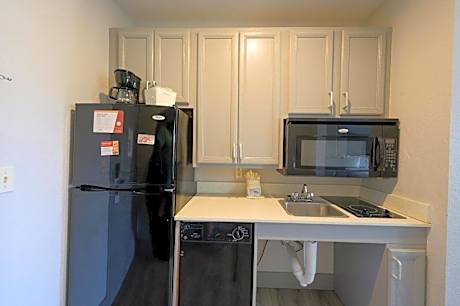 Queen Studio Suite - Mobility Access/Non-Smoking