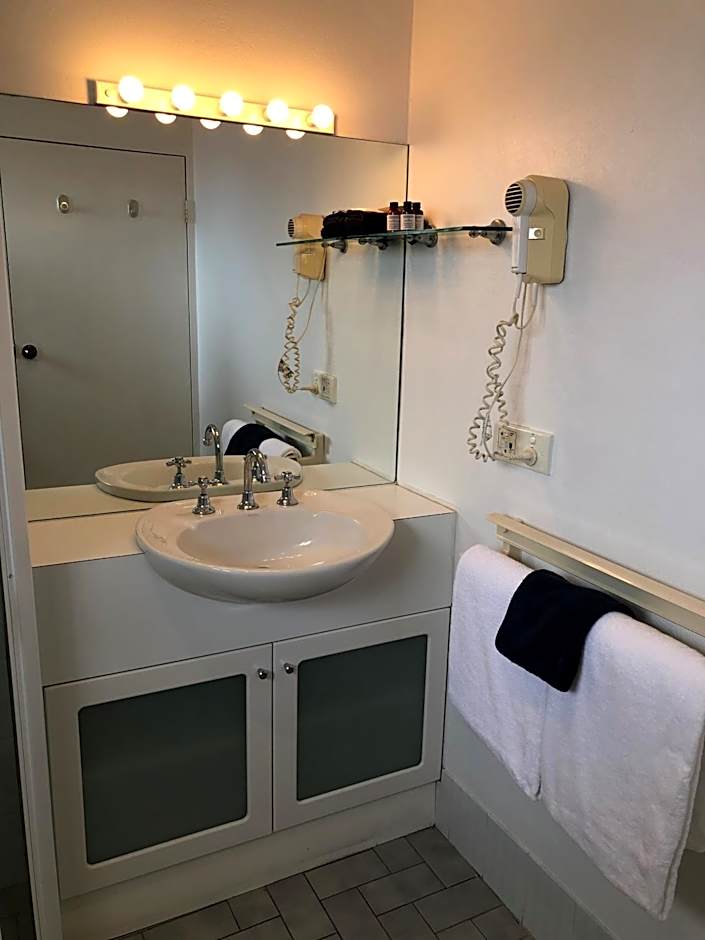 Avaleen Lodge Motor Inn