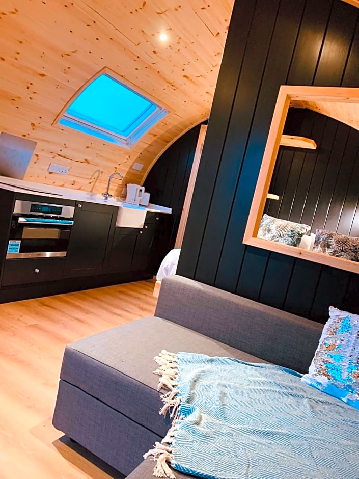 Thistle Pod Farm Stay with Hottub Sleeps 2