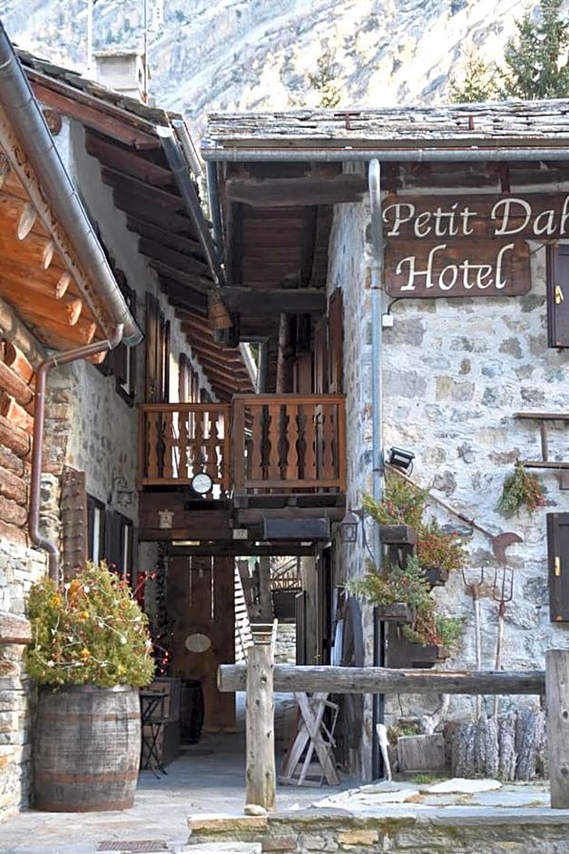 Hotel Petit Dahu - Chambres et Restaurant