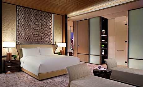 Club lounge access, 1 Bedroom Presidential Suite, 1 King, City view, Balcony