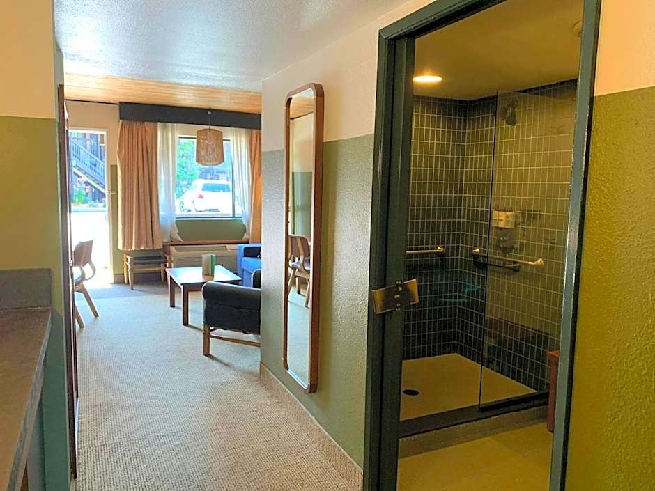 Station House Inn South Lake Tahoe, by Oliver