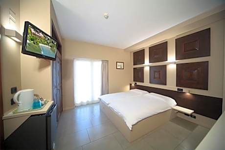Superior Double or Twin Room with Lateral Lake View