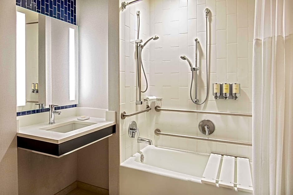 Photo 1 of 6 of 2 Queen Beds, Hearing/Mobility Accessible, Bathtub, River View