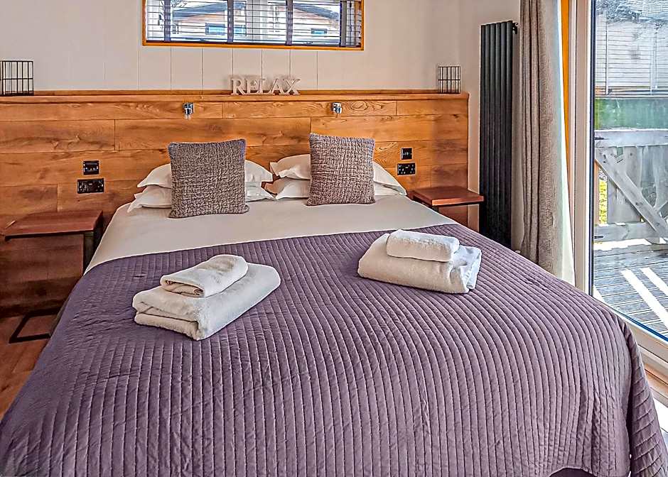 Cherry Bird Lodge Escape