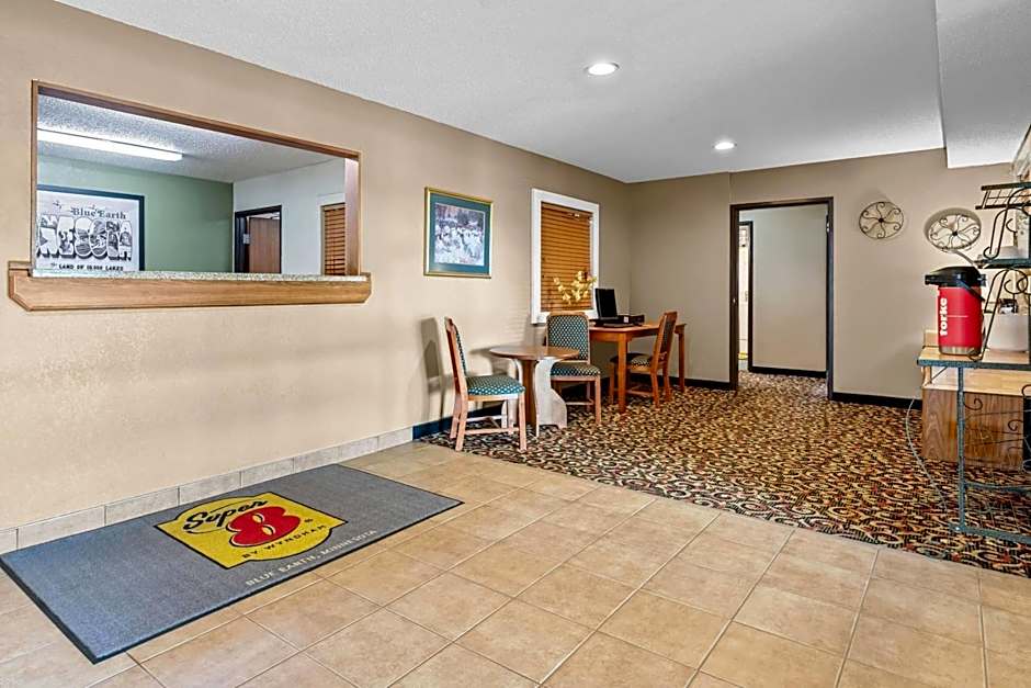 Super 8 by Wyndham Blue Earth