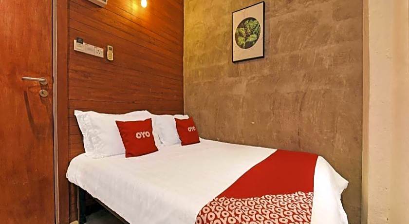 OYO 90662 The 1975 Hotel