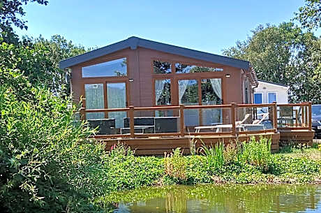 Luxury Lodge with peaceful pond view at Southview