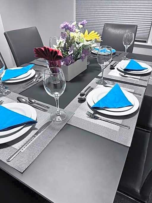 Salisbury - New 3br home, wifi, parking, sleeps 6, near Liverpool city centre