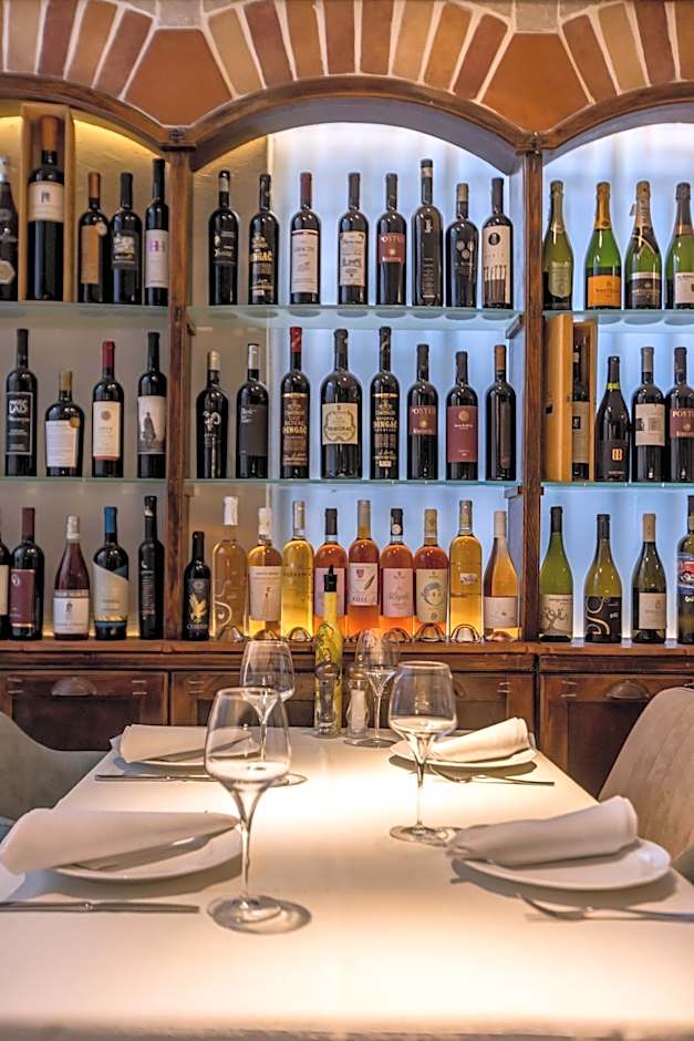 Leonis Restaurant & Rooms