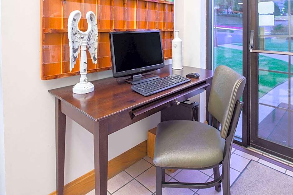 Super 8 by Wyndham Branson/Andy Williams Theatre