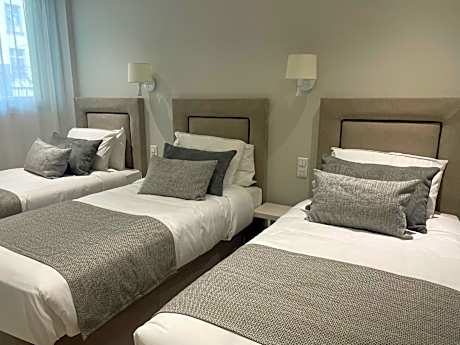 Large Family Room (5 Adults)