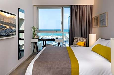 Executive Suite with Marina View and Balcony