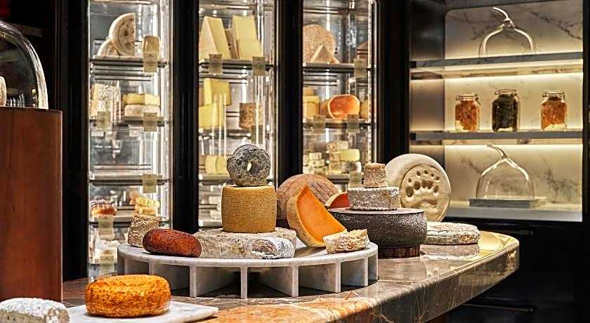 Four Seasons Hotel Riyadh at Kingdom Centre