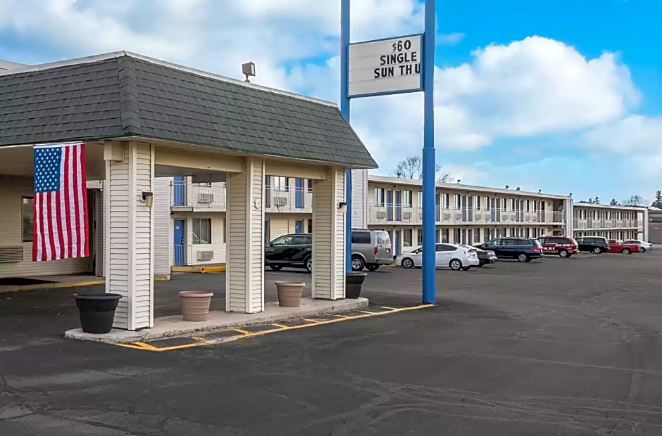 Photo 1 of 44 of Rodeway Inn Dubuque