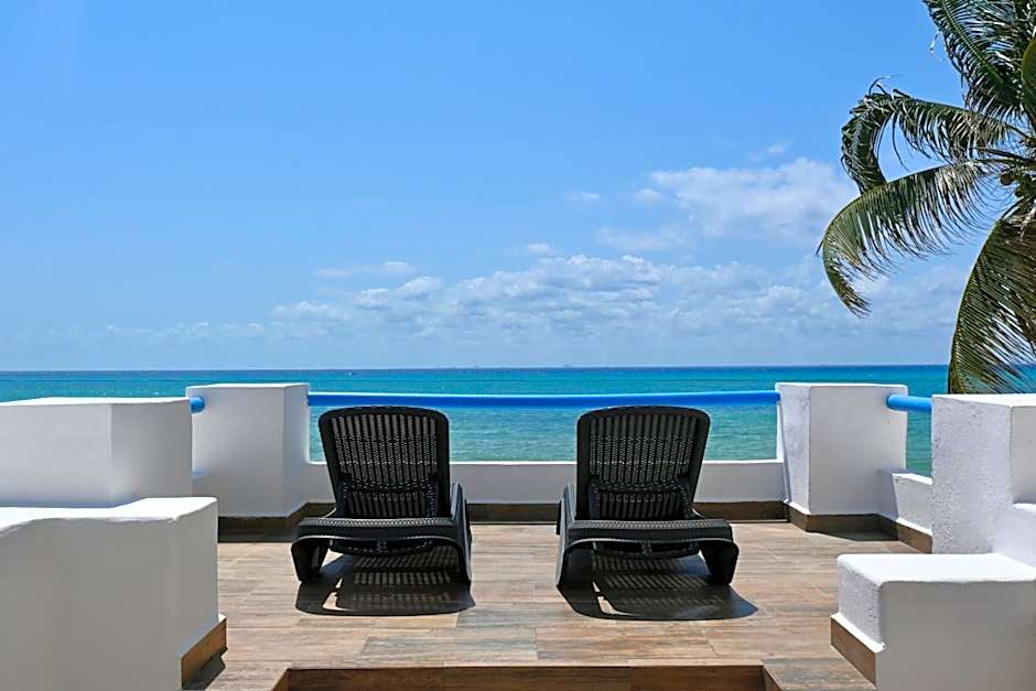 Pelicano Inn Playa del Carmen - Beachfront Hotel