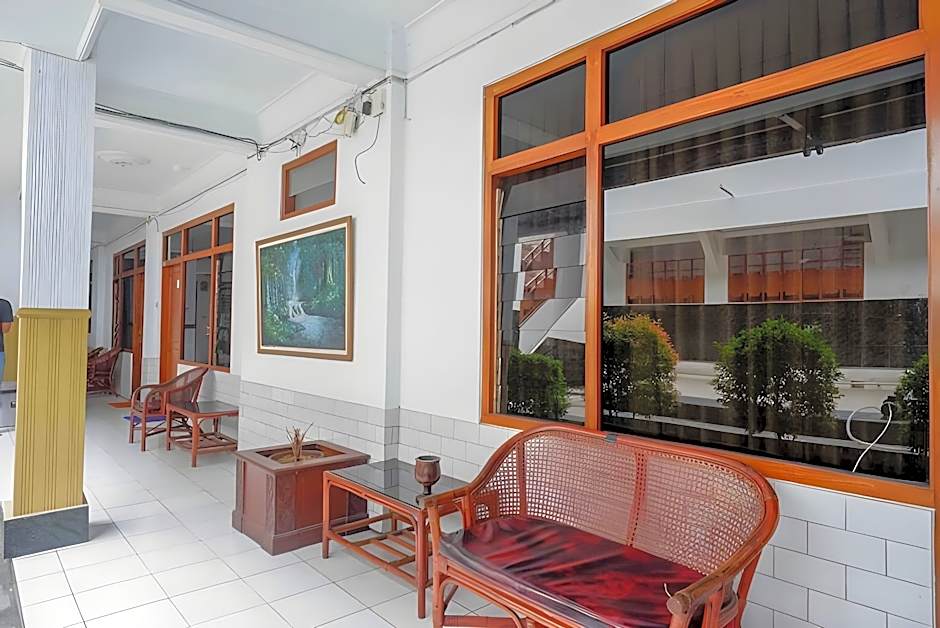 RedDoorz Plus near Alun Alun Selatan