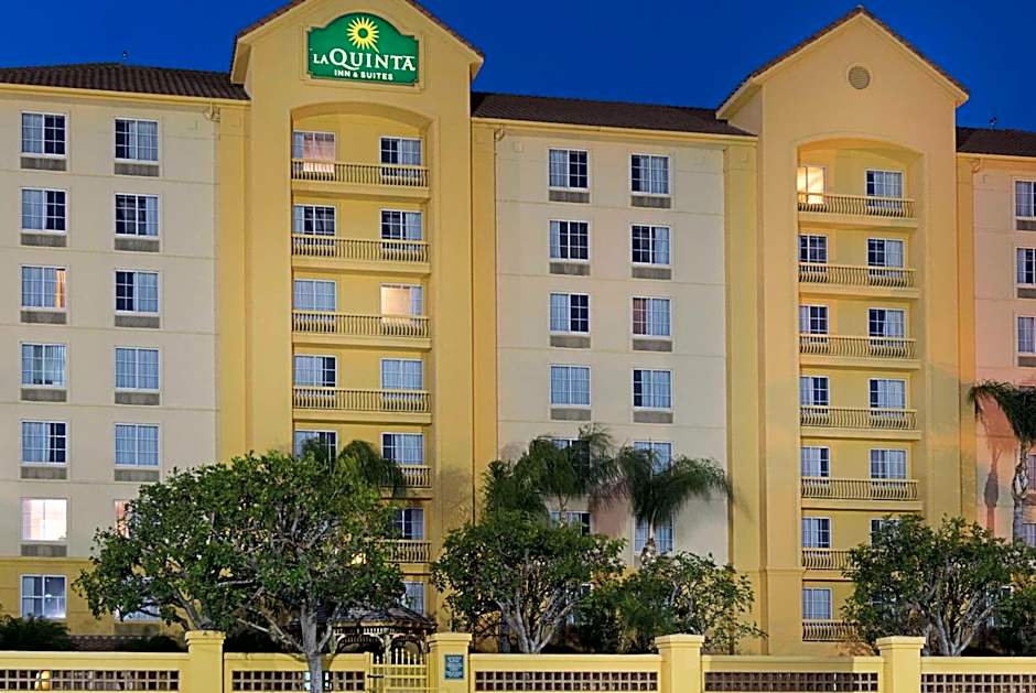 La Quinta Inn & Suites by Wyndham Ontario Airport