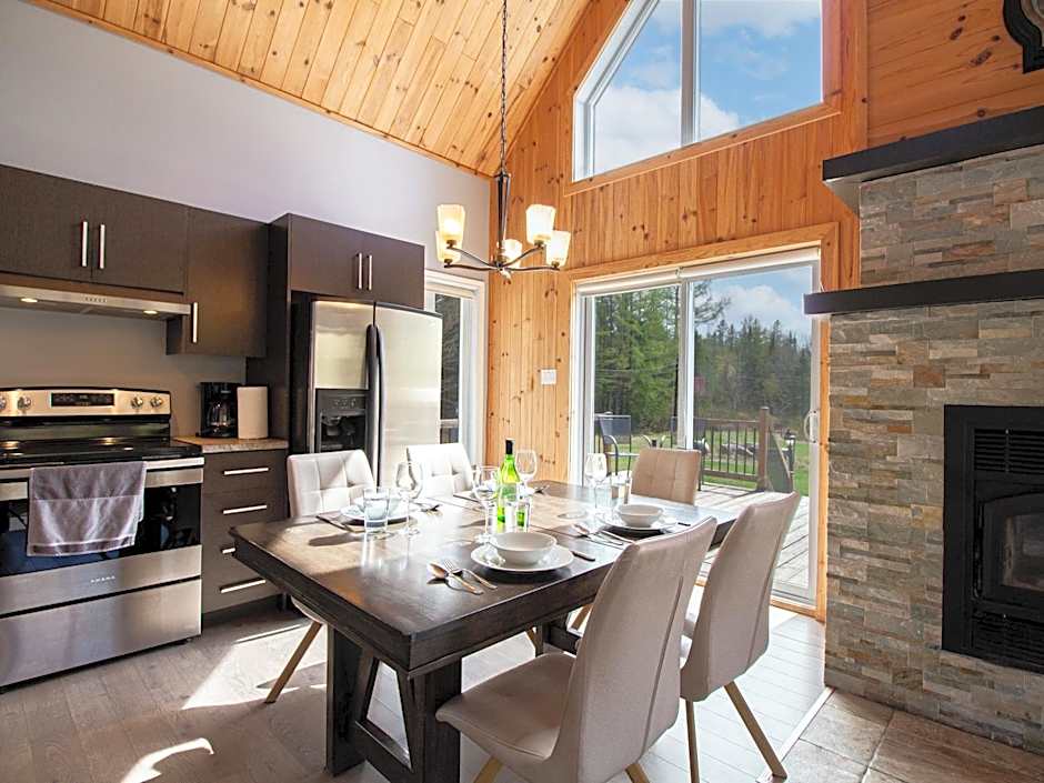 Relax with Mountain Views, Hot tub and Fireplace