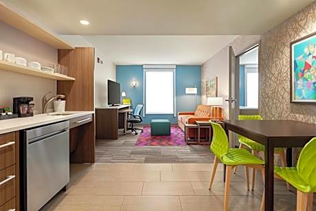 Queen Studio Suite - Hearing Access/Non-Smoking