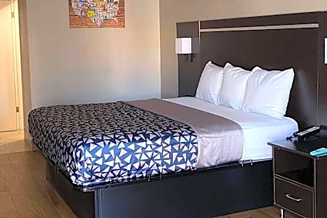 King Room with River View - Non Smoking/Exterior Hall