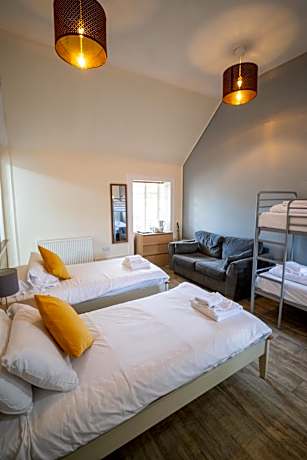 Quadruple Room with Private Bathroom
