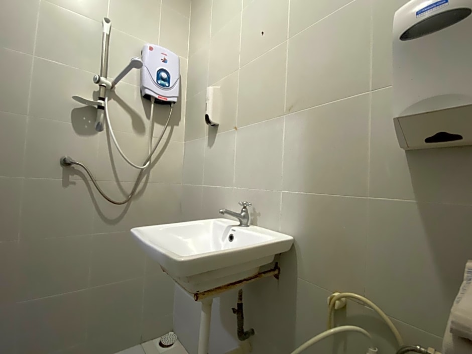 OYO 89760 Harmoni Inn Hotel