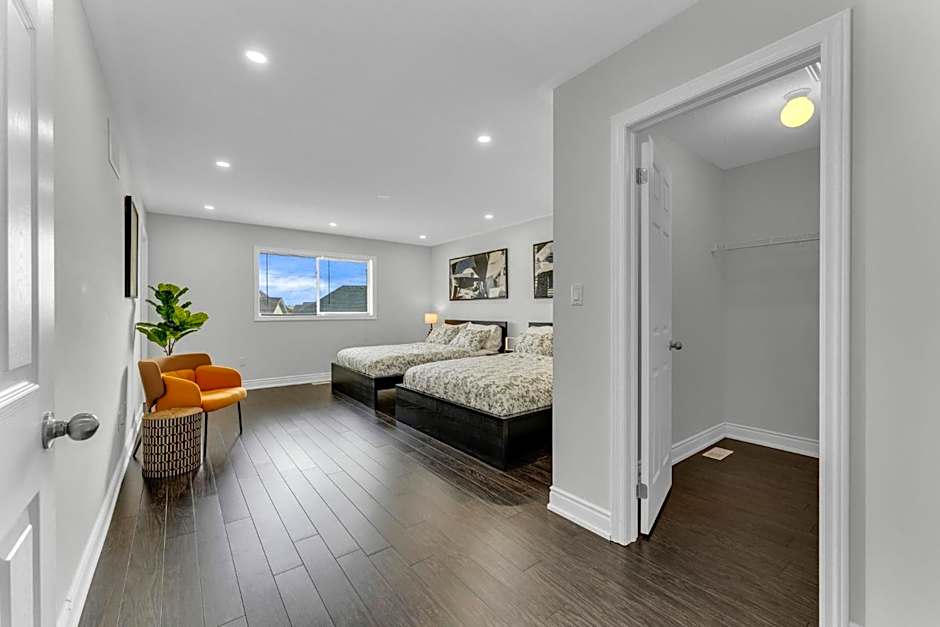 Oshawa Family Haven - Luxury 7BR Villa with Cozy Fireplaces & Hot Tub