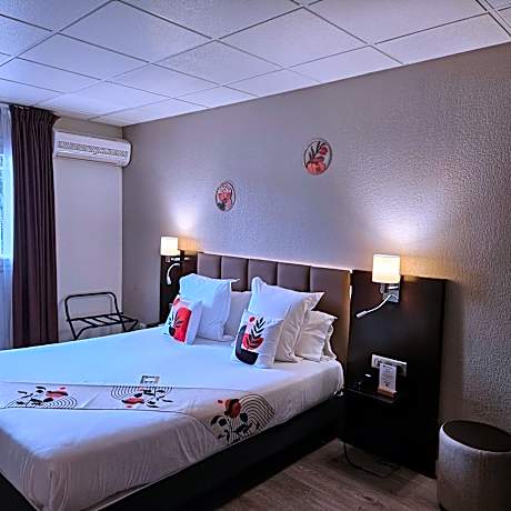 Classic Queen Room with Roll-In Shower - Disability Access/Non-Smoking