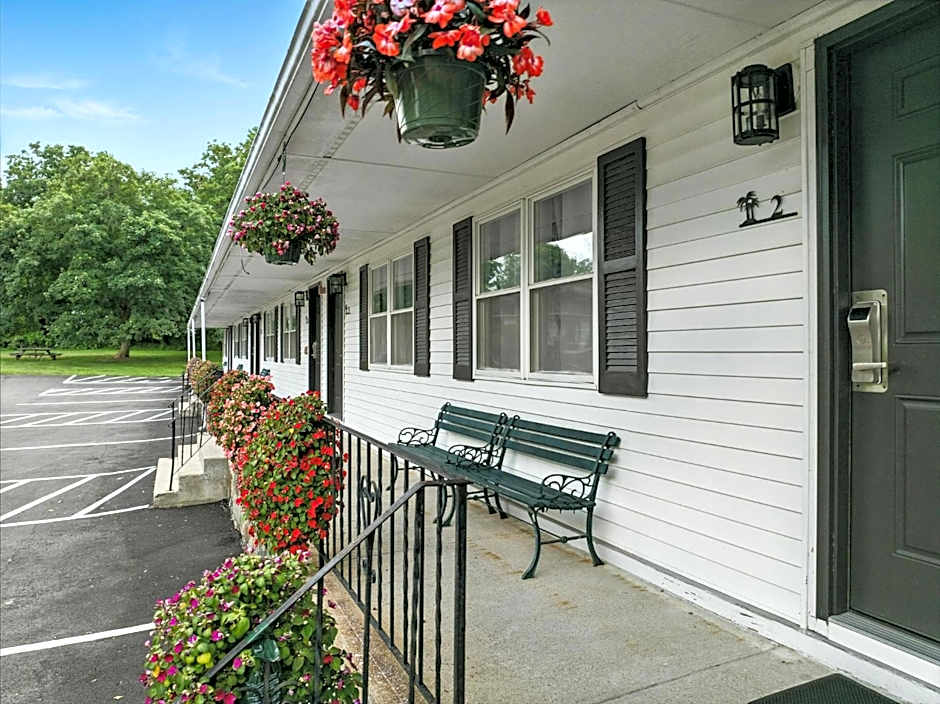 Founder's Brook Motel and Suites