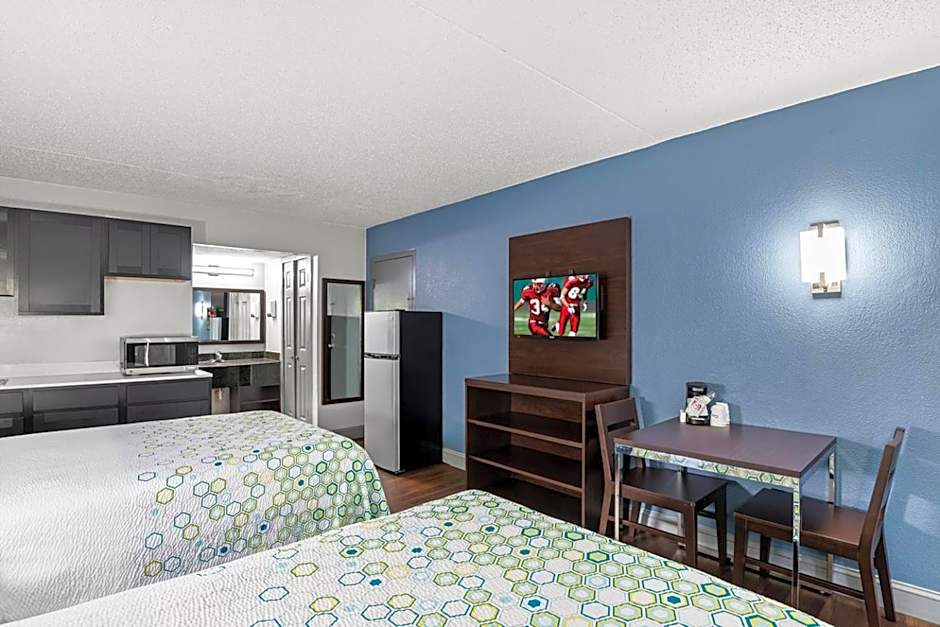 HomeTowne Studios by Red Roof Richmond - Airport Sandston