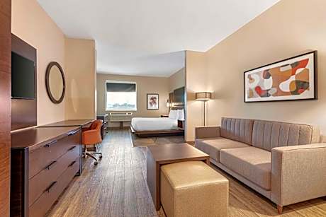 Accessible - 1 King  Mobility Accessible Communication Assistance Roll In Shower Microwave And Refri