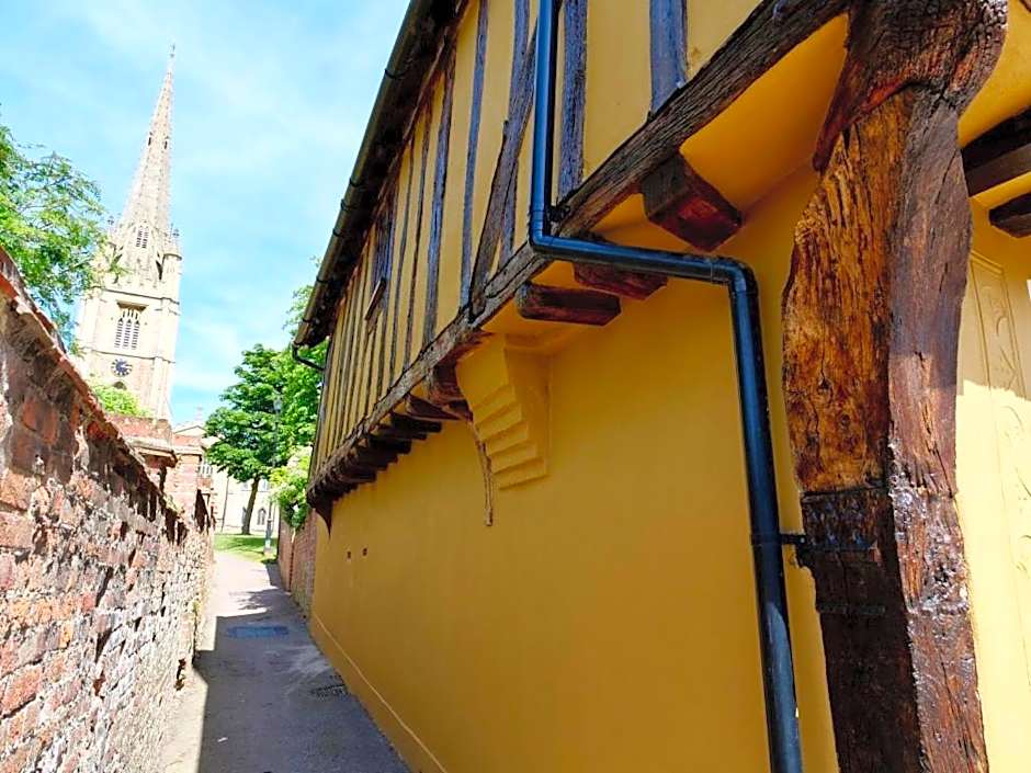 Executive Suite with Private HotTub, Full SkyTV in 600 Year Old Manor House