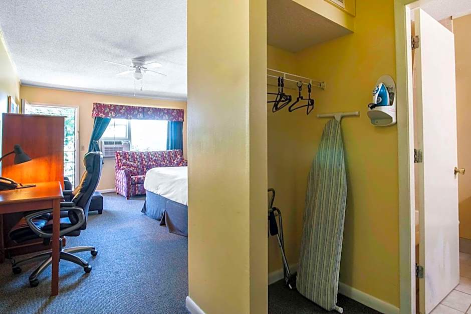 TiltonLodge Inn & Suites
