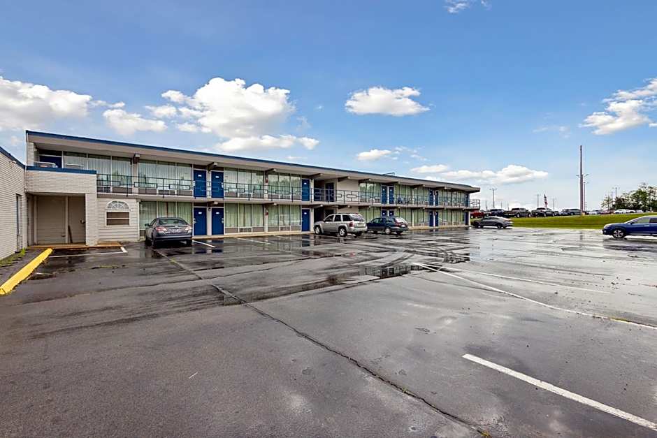 Relax inn by OYO Greeneville Near Hwy US-321