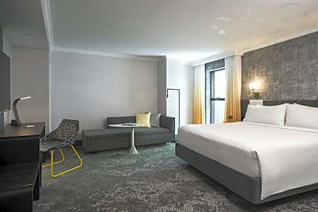 Corner King Room - City View