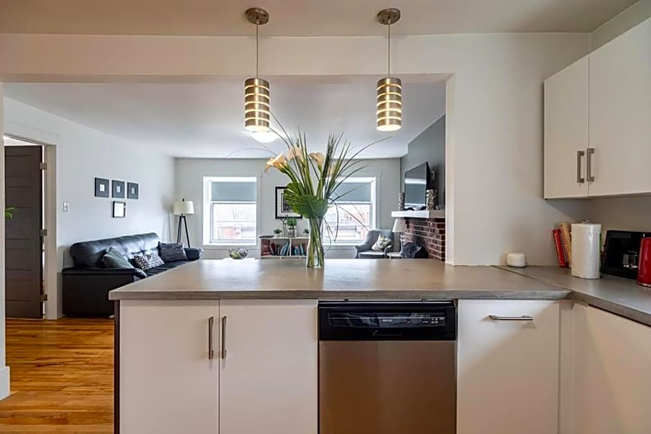 Large & Sunny Beautiful Home #103