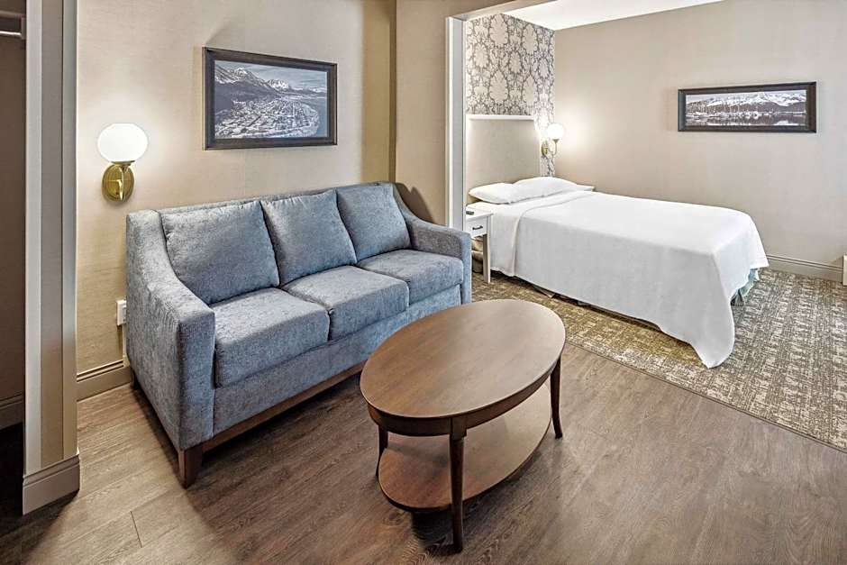 Photo 1 of 1 of Deluxe 1 Queen Bed