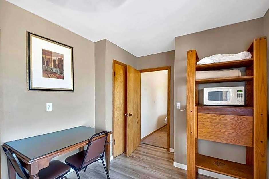 Badlands Hotel & Campground