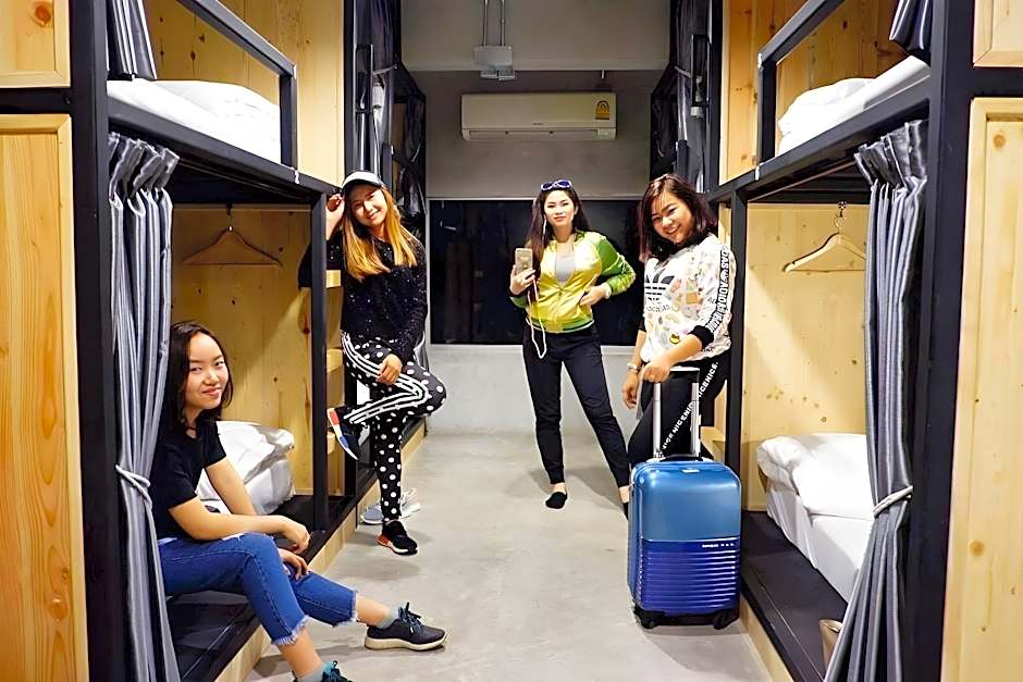 UdonBackpackers Beds and cafe