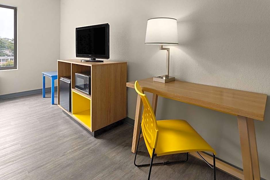 Days Inn & Suites by Wyndham Albany