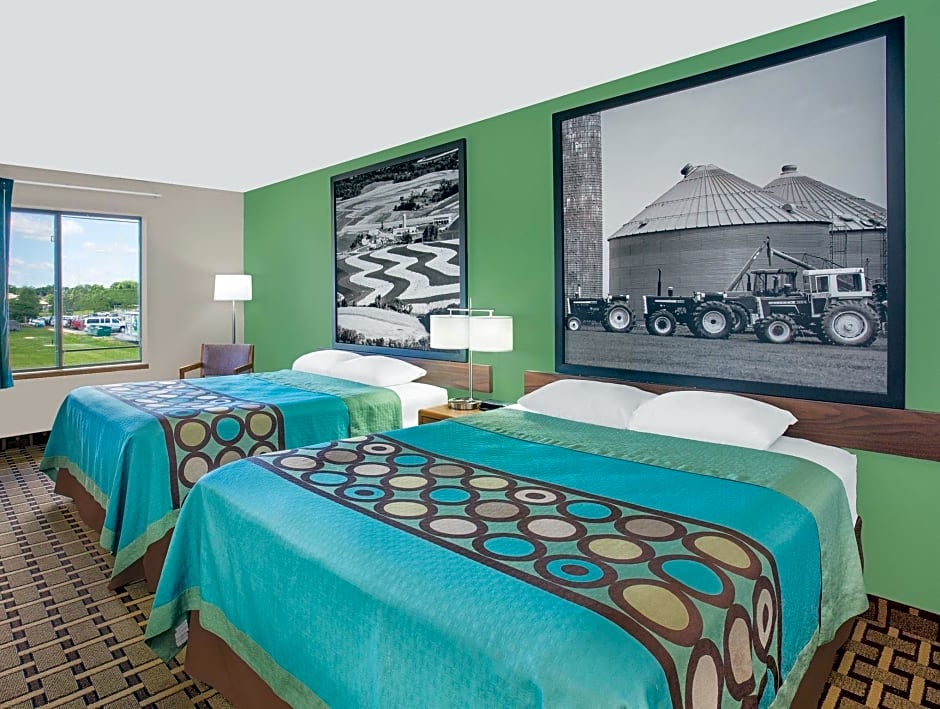 Super 8 by Wyndham Beaver Dam