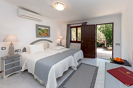 DOUBLE OR TWIN STANDARD ROOM