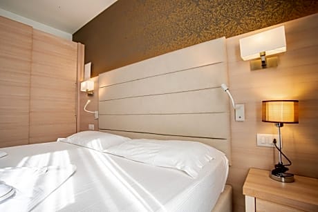 Standard Double Room with Lateral Lake View 