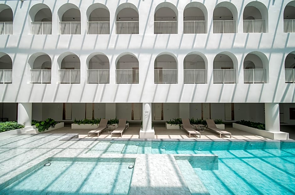 Away Bangkok Riverside Kene