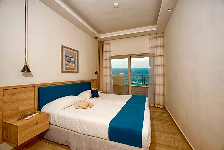 Cavos Bay Hotel & Studios