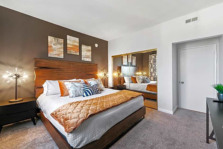 Beverly Hills 2 bed 2 bath Penthouse with Den and Parking 414